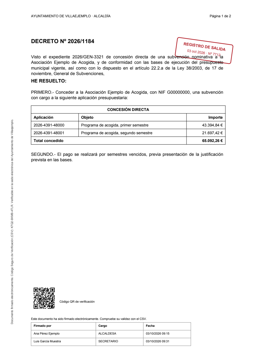 Página 1 de un decreto ficticio del Ayuntamiento de Villaejemplo, con cinco piezas recuadradas: un sello de registro arriba a la derecha, una tabla con celdas combinadas, un código QR, la banda de verificación del margen izquierdo y la tabla de firmantes del pie